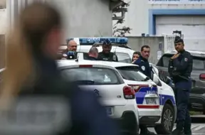 Francijā auto tīši uztriekts gājējiem: pieci cietušie, uzbrucēja motīvi neskaidri