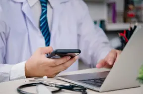 Francija sodīta telemedicīnas platforma Doctolib par 4,6 miljoniem eiro par tirgus ļaunprātīgu izmantošanu