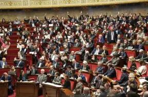 Francijas parlaments aptur pretrunīgo pensiju reformu: kompromisu un budžeta izaicinājumu mozaīka