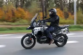 Gacho izmēģina BMW R1300GS: leģendārā piedzīvojumu motocikla evolūcija