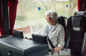 Gandrīz 70% Latvijas senioru atzīst: reti tiekas ar radiem un draugiem