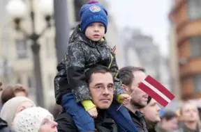 Ģimenes un rīdzinieki vienoti 11. novembra svinībās: "Latvija kā zeme ir jāmīl"