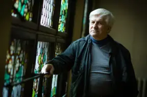 Gleznotāja Postaža meita: "Man kauns būt viņa meitai" – atklāj tēva mēģinājumus piekukuļot