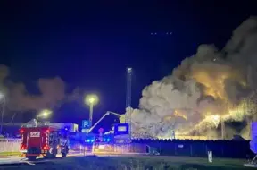 Granīta ielā Rīgā liesmo metāllūžņi – paaugstinātas bīstamības ugunsgrēks izraisījis spēcīgu sadūmojumu