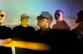 Grupa "Lādezers" svētku noskaņās atdzīvina Ojāra Vācieša dzejoli "Piesaukšana"