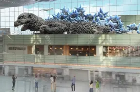 Hanedas lidostā ceļotājus sagaida kolosāla Godzilla instalācija