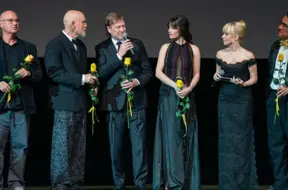 Holivuda Bukarestē: Džons Malkovičs godina rumāņu diriģenta Celibidakes stāstu filmā „Dzeltenā kaklasaite”