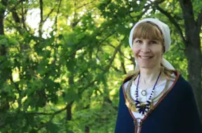 Ieva Pīgozne: Kā dziesmu svētku kustība radīja tautastērpu un kā digitalizācija maina tā izpēti