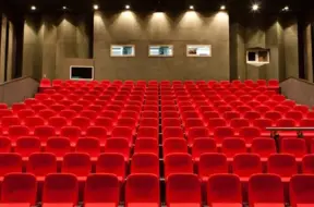 Izsolē pārdod unikālus kinoteātra "Spendid Palace" krēslus ar iebūvētām tulkošanas iekārtām