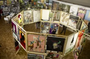 «JAUNmarka» atkal pulcē mākslas cienītājus: 23. reizi Latvijas Mākslas akadēmijā norisināsies studentu darbu izstāde un tirgus