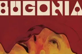 Jāņa Lanthima "Bugonia": absurdu, drūmu un satraucoši aktuālu svešinieku stāsts par mūsdienu pasauli