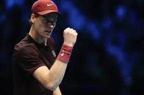 Janiks Siners nodrošina ATP finālturnīra pusfinālu, pārliecinoši uzvarot grupā