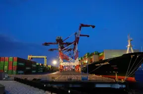 Japānas ekonomika grimst: Trampa tarifi dzen eksportu lejā, premjerei Takaichi jauni izaicinājumi