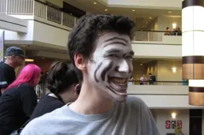 Jaunais Tūringa tests: Kāpēc MI joprojām nespēj pārliecinoši atdarināt cilvēcisko toksiskumu?