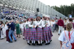 Jauniešu degsme uztur Dziesmu un deju svētku tradīciju dzīvu, vadītāju vidū interese mērena