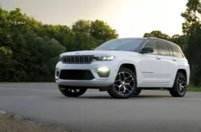 Jeep hibrīdiem draud ugunsgrēks: vairāk nekā 375 000 Wrangler un Grand Cherokee aicināti uz profilaktisko apskati