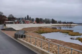 Jēkabpilī atklāts pārbūvētais aizsargdambis: drošība un cerība pret plūdu draudiem
