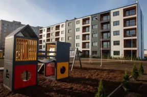 Jelgavā atklāts pirmais Latvijas koka moduļu zemas īres nams