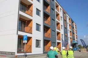 Jelgavā durvis vēris pirmais zemas īres nams: 58 ģimenes sāks jaunu dzīvi