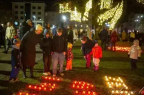 Jelgavas pils parkā iemirdzas gaismas ceļš, godinot Latvijas valsts svētkus