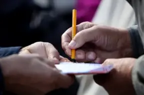 Kā daudzdzīvokļu namu iemītniekiem, nerunājot latviski, balsot un pieņemt lēmumus?