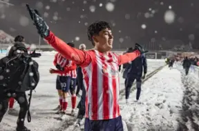 Kājbumba kanādiešu stilā: supergols sniegā atnes Otavas "Atletico" pirmo čempiontitulu