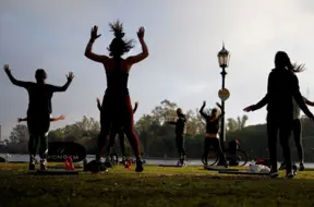 Kalistēnika: Vai ar ķermeņa svaru pietiek efektīvam treniņam?