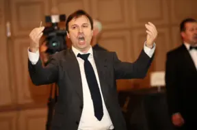 Kaltenē bijušais "Rīgas satiksmes" funkcionārs Aleksandrs Brandavs noracis kāpu pie privātmājas; vietējie sašutuši