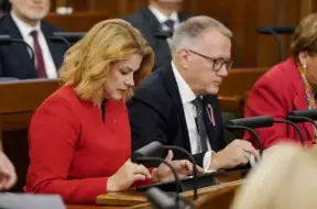 Kalvīša "gāzi grīdā" bija bērnu asaras… Deputātiem skarbi vārdi par Siliņas koalīcijas dzīvošanu pāri līdzekļiem