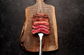 Kāpēc liellopu gaļu var ēst “ar asinīm”, bet vistas gaļa prasa pilnu gatavību?