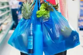 Kāpēc par iepakojuma maisiņiem lielveikalos tagad jāmaksā?