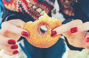 Kāpēc rudenī kārojas saldumi un kā tos baudīt veselīgi?