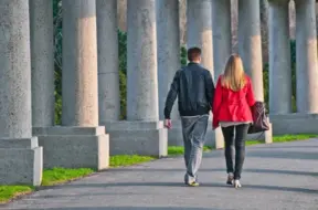 Kāpēc vīrieši vilcina kāzu zvaniņus: dziļāki iemesli, kas slēpjas aiz nevēlēšanās precēties