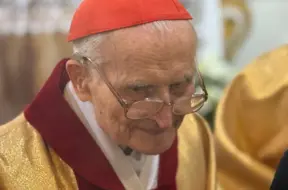 Kardināls Jānis Pujats svin 95. dzimšanas dienu pilnas baznīcas klātbūtnē