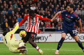 Kareivīgā "Sunderland" panāk neizšķirtu pret "Arsenal", MU kompensācijas laikā glābjas pret Totenhemu