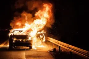 Katru dienu Latvijā aizdegas viens auto: galvenie iemesli un kā rīkoties krīzē