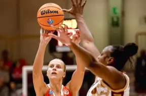 Kitija Laksa ar 14 punktiem sekmē Skio "Famila" uzvaru Itālijas A sērijā