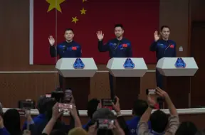 Kosmosa atlūzu radīti bojājumi aizkavē ķīniešu astronautu atgriešanos par deviņām dienām