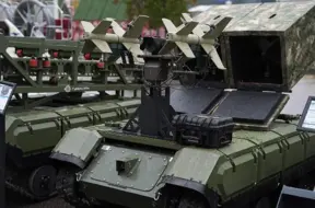 Krievija izstādē "Interpolitex 2025" atklāj jaunu robotizētu pretgaisa aizsardzības sistēmu dronu apkarošanai