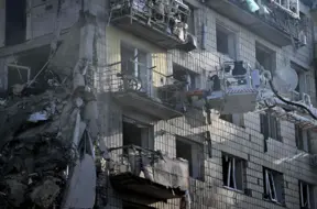 Krievijas postošais uzbrukums Kijivai: trīs bojāgājušie, desmitiem ievainoto