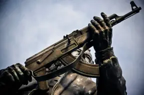 Krievijas viltīgās vervēšanas shēmas Āfrikā: Solījumi par darbu un studijām, realitātē – karš