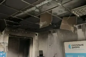 Krievu droni izpostījuši sabiedriskā raidorganizācijas biroju Dniprā; divi cilvēki ievainoti