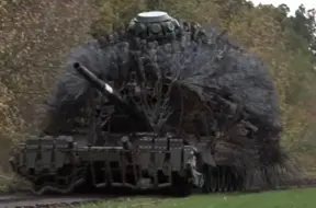 Krievu tanki Ukrainā saņem neparastu modifikāciju: 'Tanku tualetes birste' cīņā pret droniem