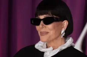 Krisas Dženeres 70. jubilejas ballīte: policija vairākkārt izsaukta uz svinībām