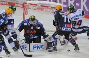 Kristers Gudļevskis savainots: Brēmerhāfenes "Pinguins" piesaista pieredzējušo slovāku vārtsargu Jūliusu Hudāčeku