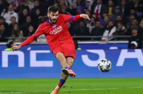 Kvarachelijas pirmie vārti līgas sezonā, PSG kompensācijas laikā izrauj uzvaru pret "Lyon"