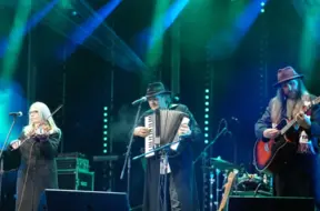 Lāčplēša dienas godināšana: Uzvaras parkā skanēja aizkustinošais koncerts "Saules mūžs"