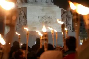 Lāčplēša dienas lāpu gājienā simtiem cilvēku godināja brīvības cīņās kritušos