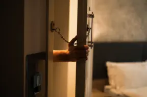 Latgalē aizturēti trīs vīrieši, kuri tiek turēti aizdomās par privātmāju apzagšanu