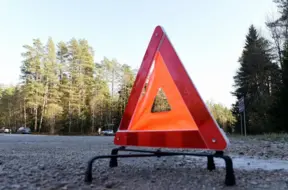 Latgalē automašīnai iebraucot dīķī, bojā gājis vadītājs